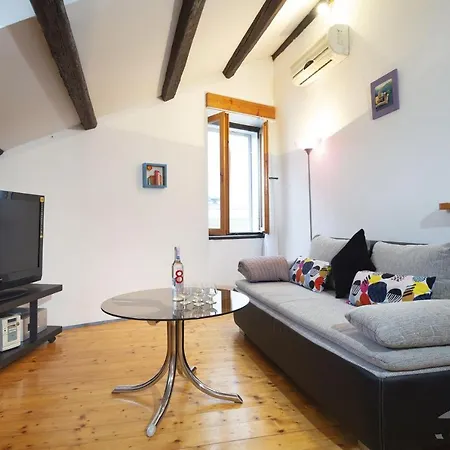 Lira Apartament *